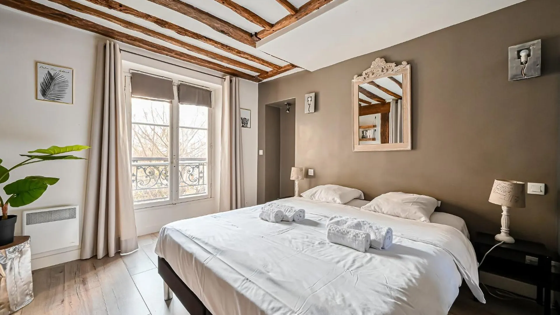 Grand 2 Pieces Typique Du Marais Apartment Paris