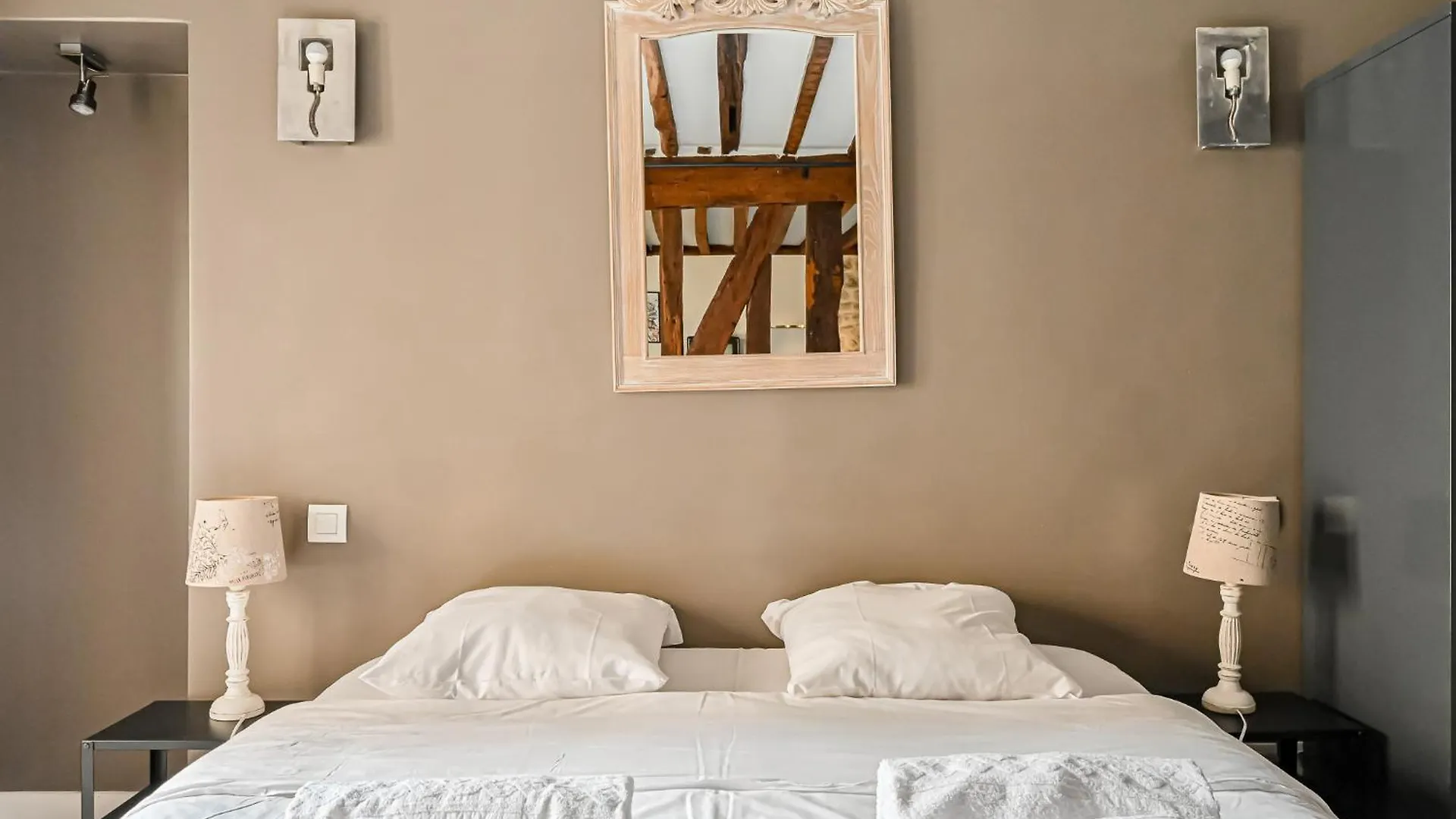 Grand 2 Pieces Typique Du Marais Apartment Paris France