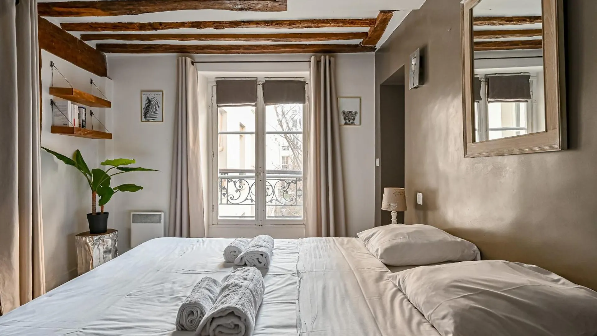Grand 2 Pieces Typique Du Marais Apartment Paris