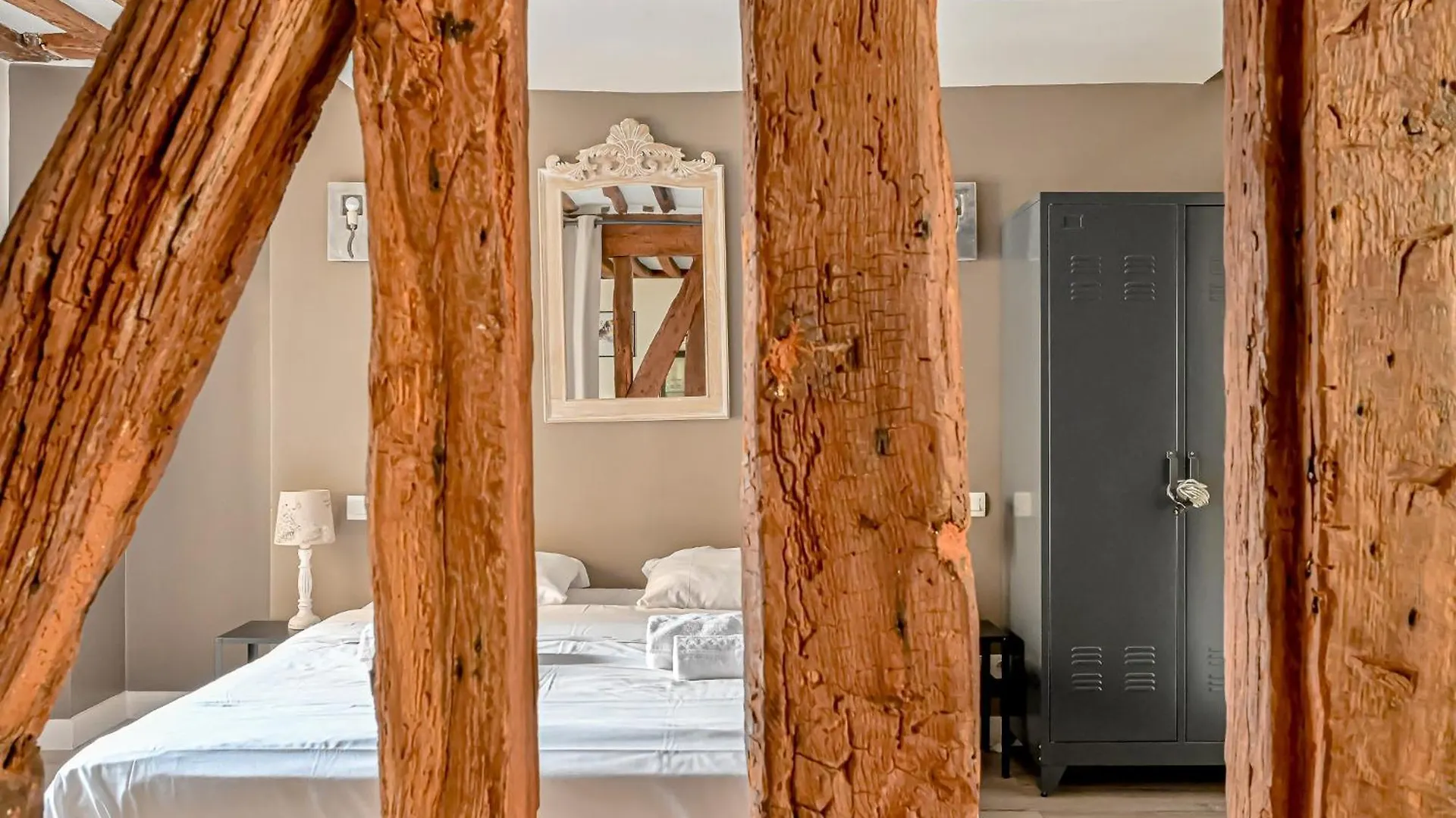 Grand 2 Pieces Typique Du Marais Apartment Paris